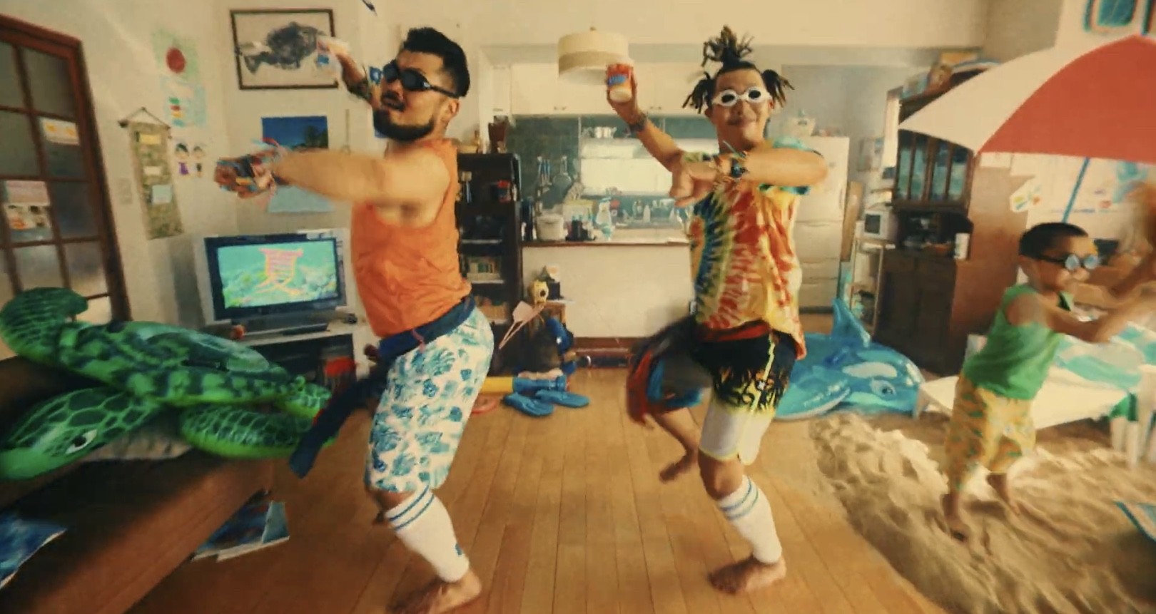 カップヌードルcmで歌って踊る男性2人組は五十嵐結也 佐藤新太 家の中で 夏 を満喫