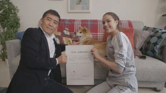 エアウィーヴのcmでザギトワの秋田犬マサルが肉球印で契約書にサイン 犬用マットレスもあるらしいよ