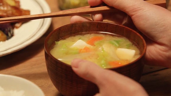 ほんだし のcmで小栗旬が新社会人の妹 杉咲花に野菜の味噌汁を作ってあげる うちのみそ汁が 一番うまい 篇 味の素