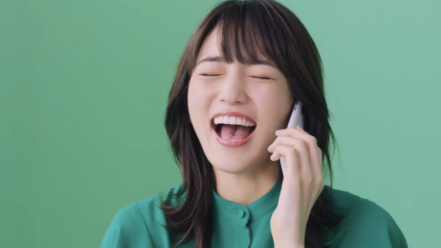 川口春奈出演のqtmobile新cm お得な訳は 篇が開始 夢中でおしゃべりする姿に注目