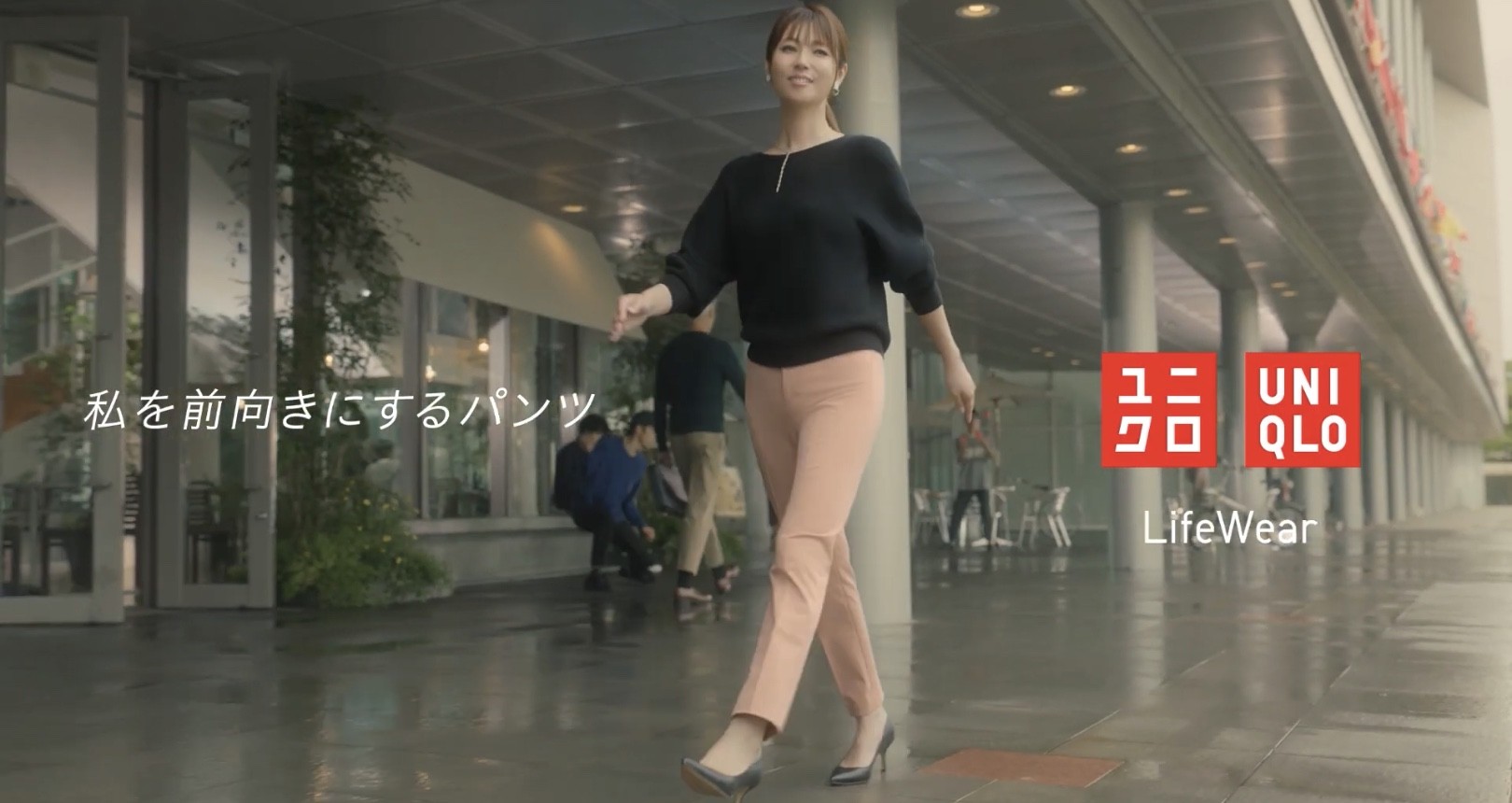 深田恭子がユニクロスマートパンツcmで美脚を披露 颯爽と歩く姿が美しい
