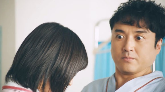 Mintia ミンティア のcmで松岡茉優がムロツヨシのお腹を測る身体測定