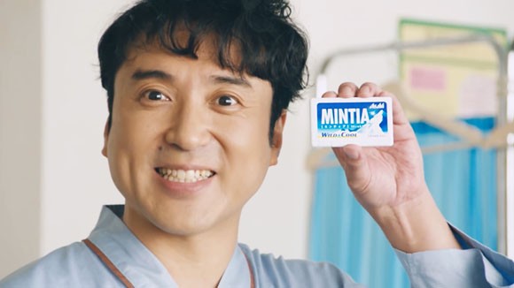 Mintia ミンティア のcmで松岡茉優がムロツヨシのお腹を測る身体測定