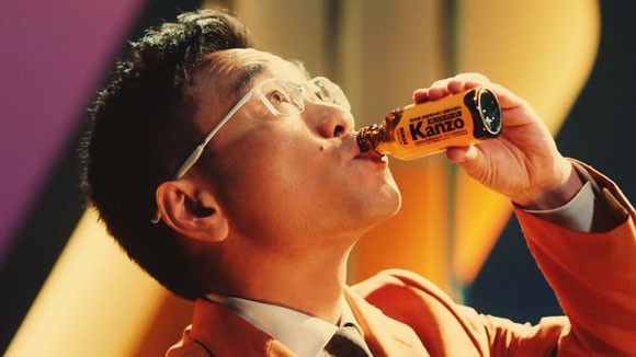 飲み会を科学したカンゾコーワのcmは八嶋智人と新井恵理那がキャスターとなりkanzoドリンク新登場をニュース発表