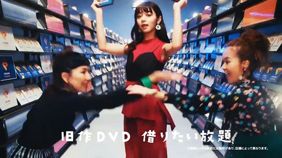 Tsutaya ツタヤ プレミアムのcmで楽しく歌って踊ってdvdを借りる女性は池田エライザちゃん 動画配信も一緒に