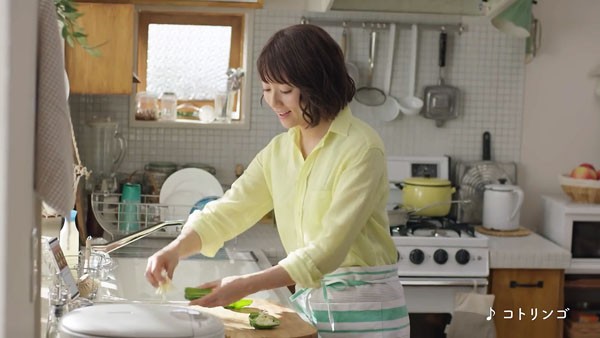 レシピ動画のクラシルのcmで木村文乃が得意料理 ぶり大根 に挑戦 ピーマンで困った 豆苗発見 篇 Cmソングはコトリンゴ