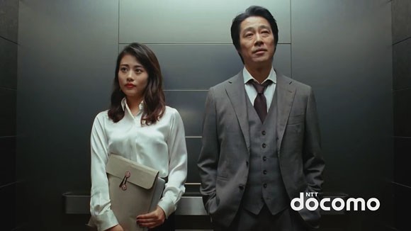 堤真一と高畑充希がエレベーター内でラブラブ恋人 加藤一二三に発見されるtvcm Docomo With Nttドコモ