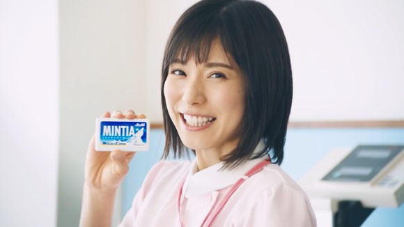 Mintia ミンティア のcmで松岡茉優がムロツヨシのお腹を測る身体測定