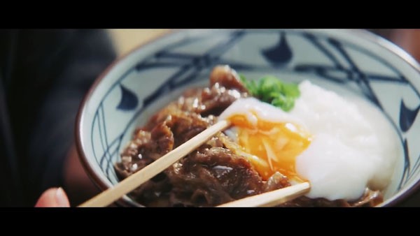 檀れい お疲れ様の毎日に お肉ととろろの丸亀製麺で元気だして って感じの 牛とろ玉うどん のtvcmです