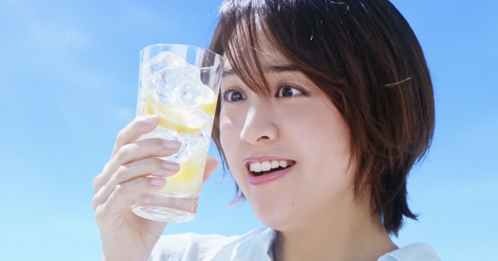 氷結ready For Refresh Cmに山本美月が出演中 爽やかな装いで 爽快 な表情を見せるcmをチェック