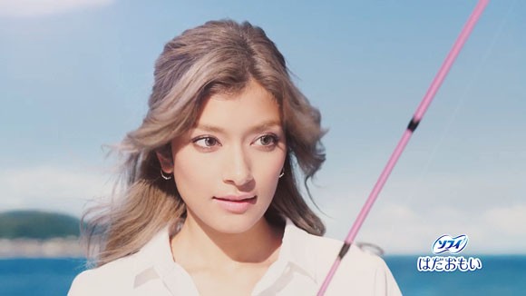 ソフィ はだおもい のcmはローラが海釣りですっぴん肌体感 サラサラ感つづく