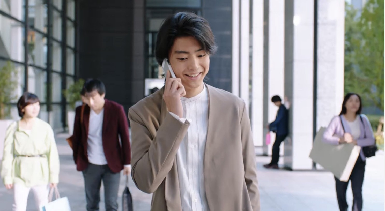 伊藤健太郎がデート前の女性に目を奪われ いいと思う 美背中 軽やかなジャンプを見せる美女は 矢作穂香さん レジーナクリニックcm