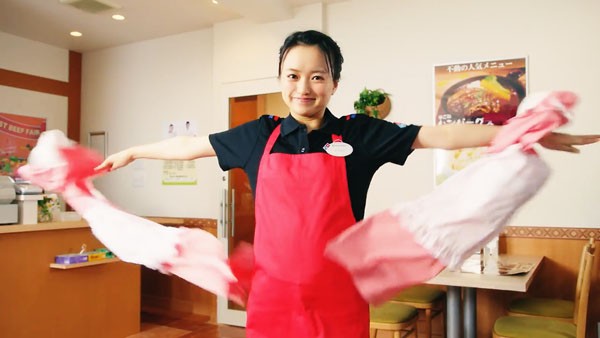 ファミレスがドミノピザに変身するcmの女子店員さんは飯村未侑ちゃん お客さんの女の子は咲希ちゃん