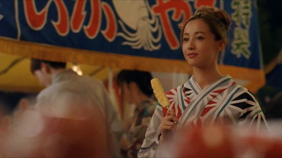 ほろよいのcmは夏祭りで浴衣姿の沢尻エリカが冷やしパインを片手に今日この瞬間だけの夏を楽しむ サントリー