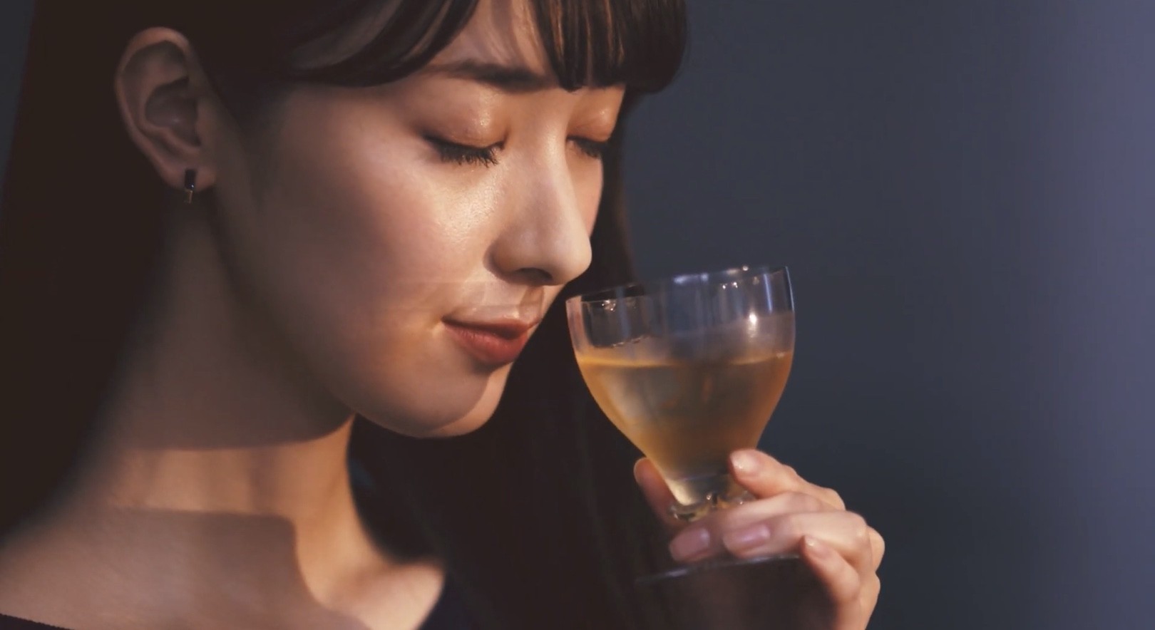 The Choya新cmに出演する女性は宮本茉由 静かに梅酒を楽しむ様子が描かれる