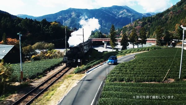 キャストアクティバのtvcm第5弾 Slと並走できる道 編に山崎賢人 静岡県の大井川鐵道 ダイハツの車で蒸気機関車と走ろう