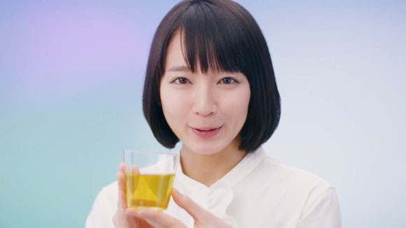 綾鷹 あやたか のcmで女優の吉岡里帆が お茶の甘みを愉しみましょう 茶葉のあまみ コカ コーラ