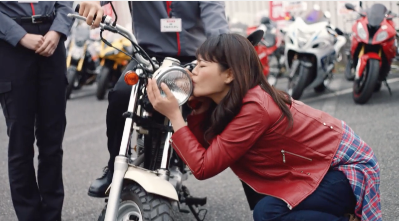 つるの剛士店長のバイク王に強烈インパクト女子が来店