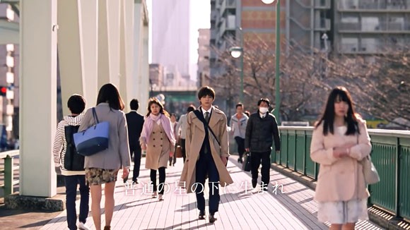 アイプリモのcmは橋の上で大声で歌を叫ぶラブラブな男女の物語 出演 吉沢亮 深川麻衣