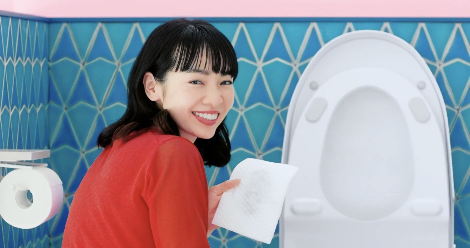 エリエールのトイレクリーナー「キレキラ！」CMでトイレ掃除をする女性は権藤朱実！ 真っ赤な衣装と美しい黒髪がチャーミング！