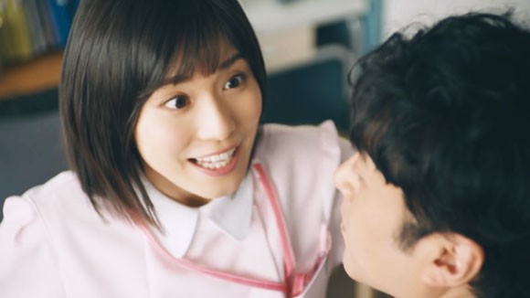Mintia ミンティア のcmで松岡茉優がムロツヨシのお腹を測る身体測定
