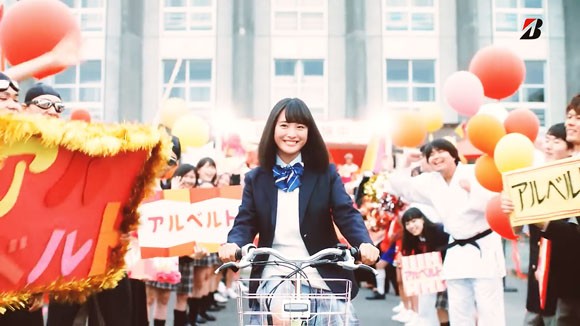 通学自転車のcmで大友花恋ちゃんが 電動アシスト始めて乗るなら両輪駆動 制服姿で仲間と走る ブリヂストンサイクル