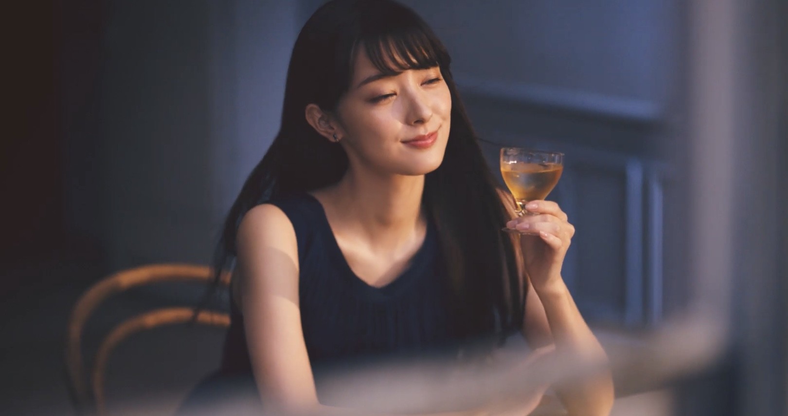 The Choya新cmに出演する女性は宮本茉由 静かに梅酒を楽しむ様子が描かれる