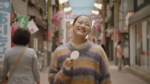 雪の宿 女優の蒼井優ちゃんはどっちの面を上にして食べるでしょうか 答えはcmで ロケ地は東京 三幸製菓