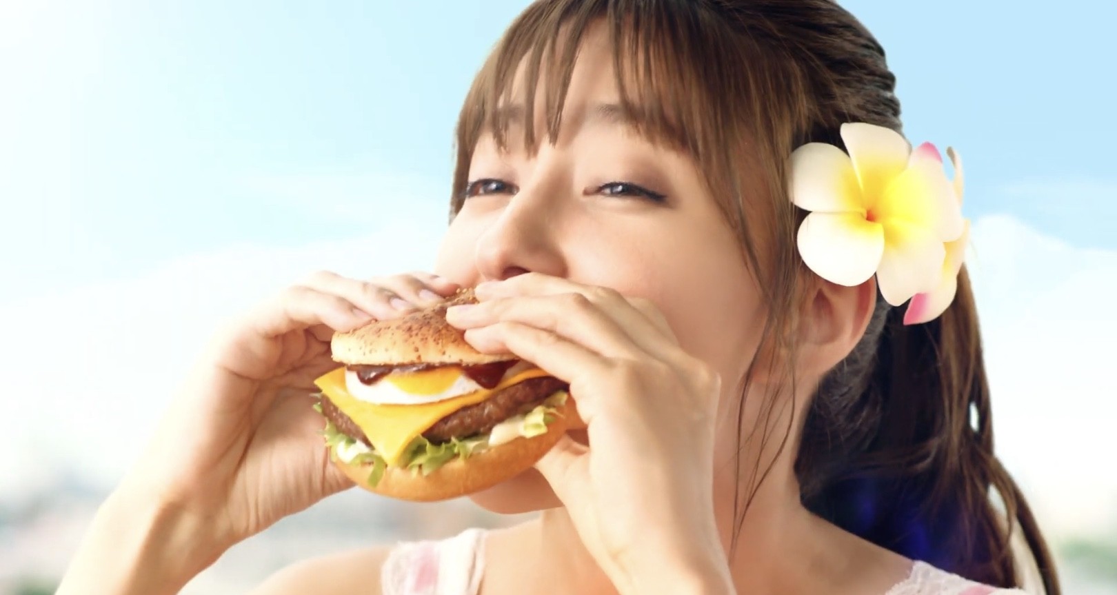 マクドナルド ハワイアンバーガー Cmに出演している女性は愛甲千笑美 美味しそうにハンバーガーを頬張る姿が可愛い