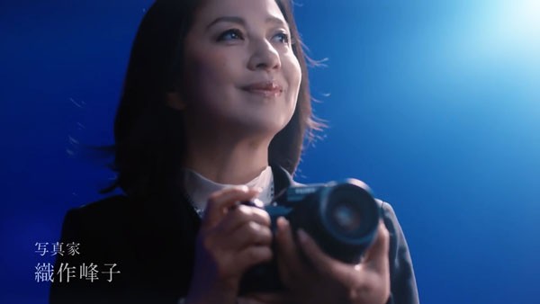 Fujifilm 富士フイルム Gfx 50s のcmに写真家の織作峰子 ハイエンドミラーレスデジタルカメラ