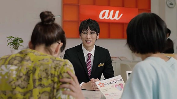 Au Starのcmはauショップで興奮して D ﾊｧﾊｧ な斉藤由貴 夏帆ちゃん どんどんポイント貯めて色々な物に交換しよう 土鍋とか