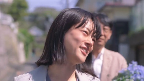 エクエルジュレのcmで会話する3人の恋したい女性は市川実日子 奥貫薫 荻野友里 Cm曲は大貫妙子 俳優は利重剛 大塚製薬