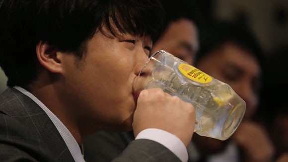 二人はハイカラの新cmに矢本悠馬くんが登場 おじさんに人気の サントリーウイスキー角瓶 井川遥 加瀬亮 ピエール瀧 田中圭