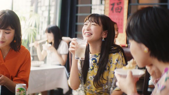 酔わないウメッシュのcmでギョーザ追加の女子は岡本夏美 チョーヤの梅酒の味のノンアルコール飲料