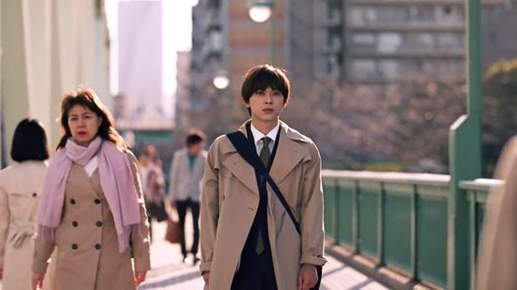 アイプリモのcmは橋の上で大声で歌を叫ぶラブラブな男女の物語 出演 吉沢亮 深川麻衣