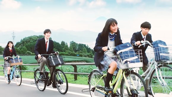 通学自転車のcmで大友花恋ちゃんが 電動アシスト始めて乗るなら両輪駆動 制服姿で仲間と走る ブリヂストンサイクル