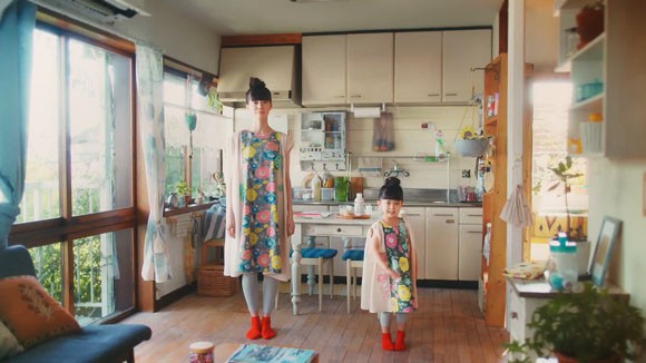 家族の甘酒の親子ダンスcm 庭篇 の続編 キッチン篇とリビング篇が公開されました