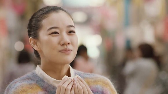 雪の宿 女優の蒼井優ちゃんはどっちの面を上にして食べるでしょうか 答えはcmで ロケ地は東京 三幸製菓