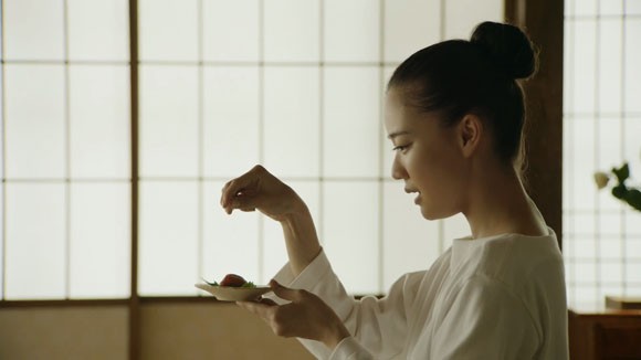 三幸 柿の種 梅ざらめのcmで蒼井優が甘甘すっぱうま酸っぱい 幸せそうに食べ続けます 三幸製菓