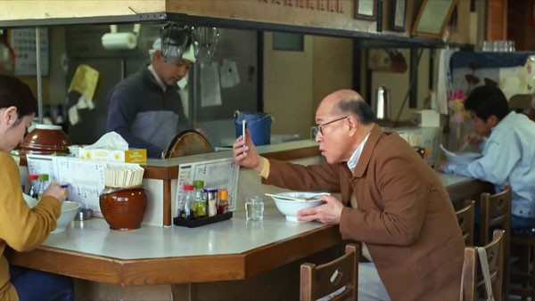 角野卓造がラーメン屋を始めるcmのcmソングは寺尾紗穂さん 出演は綾野剛 近藤春菜ドコモ Iphone Ipadの大容量ウルトラパック