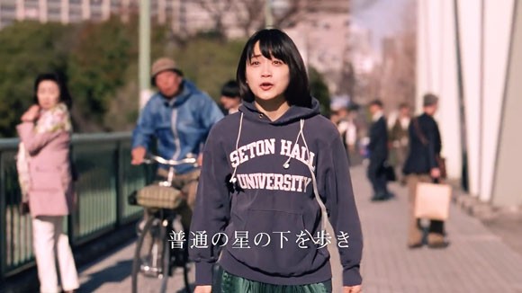 アイプリモのcmは橋の上で大声で歌を叫ぶラブラブな男女の物語 出演 吉沢亮 深川麻衣