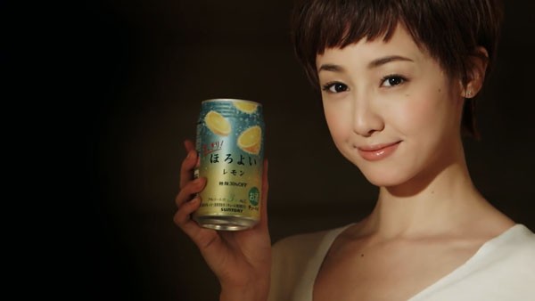 サントリーほろよいのcmに髪をすっきりした沢尻エリカ様 無理に変わろうとしない 決めた サントリー缶チューハイほろよい