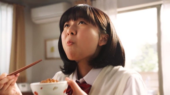 金のつぶのcmで納豆を食べる女子高生は誰 これじゃなきゃダメなの 上白石萌歌がたまご醤油たれにハマる ミツカン