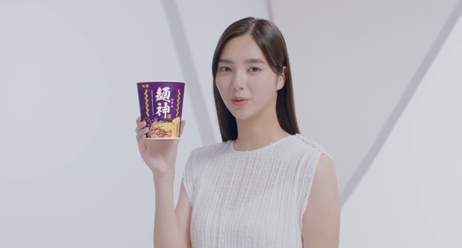 明星 麺神 カップ麺のcmキャラクターに新川優愛が就任 渋谷の女子高生役は土屋怜菜 湯川玲菜