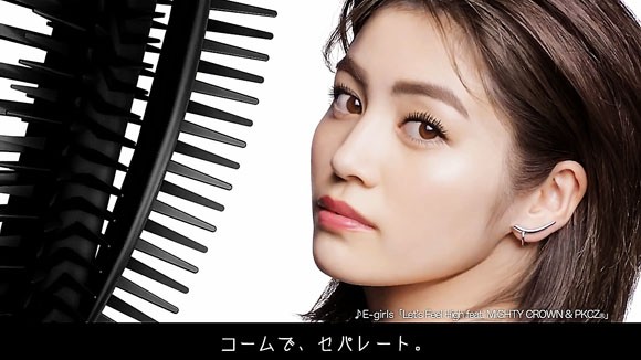 Fasio ファシオ パワフルマスカラのcm でe Girlsの楓と佐藤晴美のダマなし超ボリューム完成 いつもとは違う大人っぽくてスタイリッシュな表情が魅力的